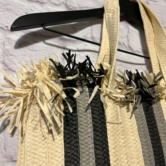 BTB LOS ANGELES FRINGE STRAW TOTE BAG - Picture 3 of 7